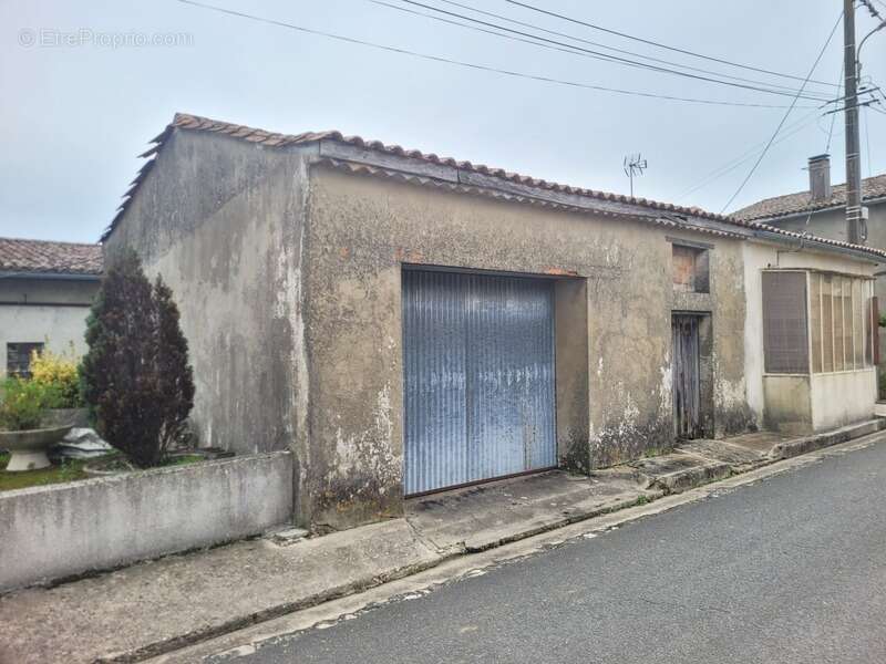 Parking à SAINT-ESTEPHE