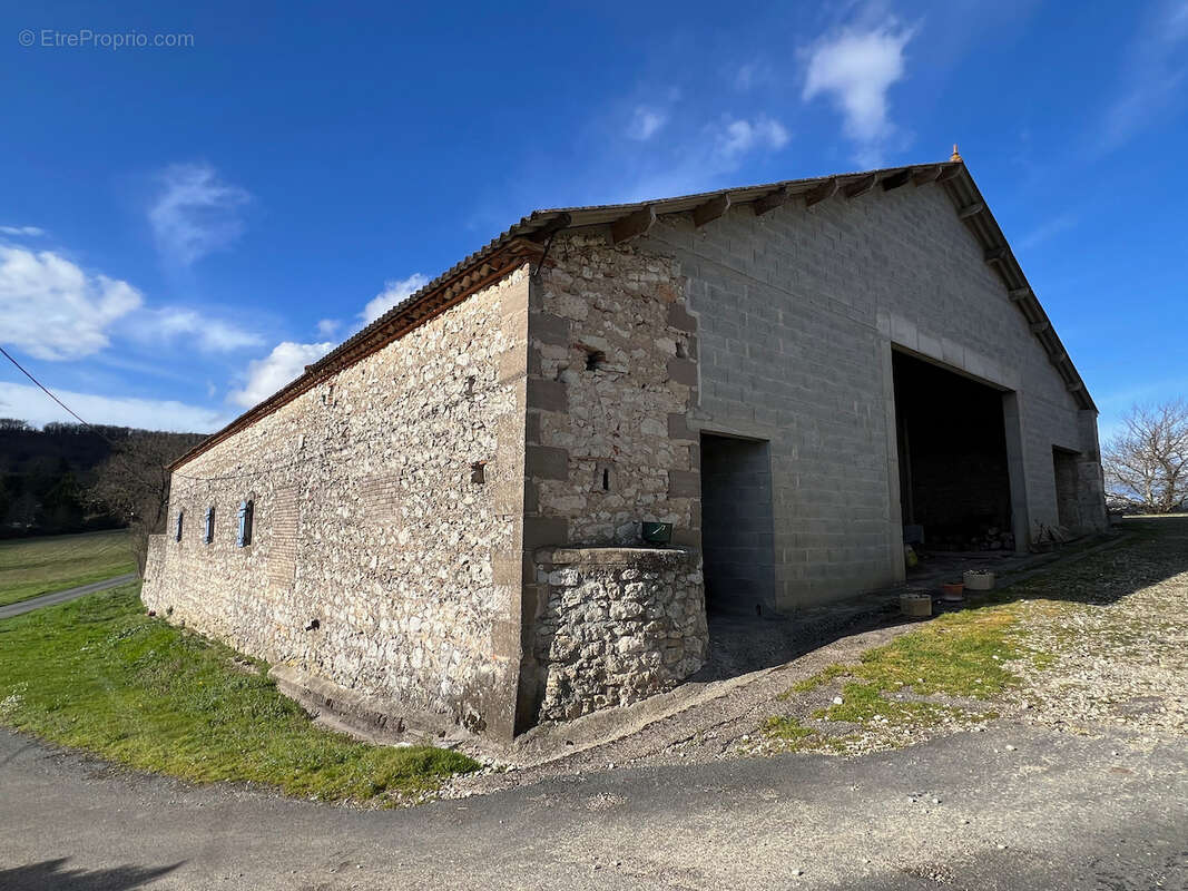 Propriété en pierres avec vue panoramique d'environ 186m2 avec grange de 440 m² et dépendances. Campagne du Lot-et-Garonne. Au c - photo 12