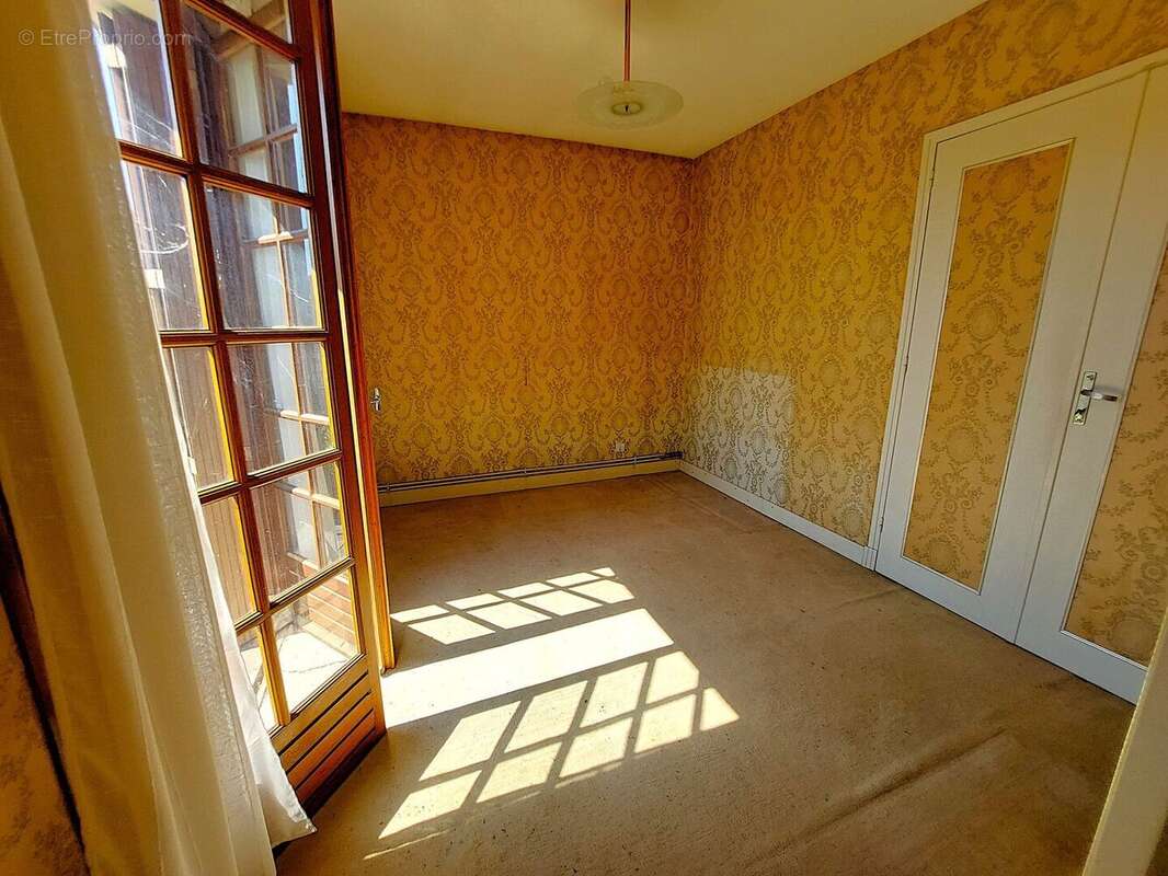 Maison T6 avec jardin clos et dépendances - photo 16