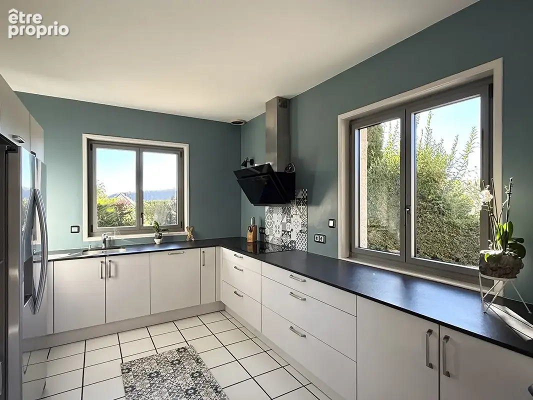 BESSE  / Grande maison familiale entièrement rénovée avec jardin et garage ! - photo 4