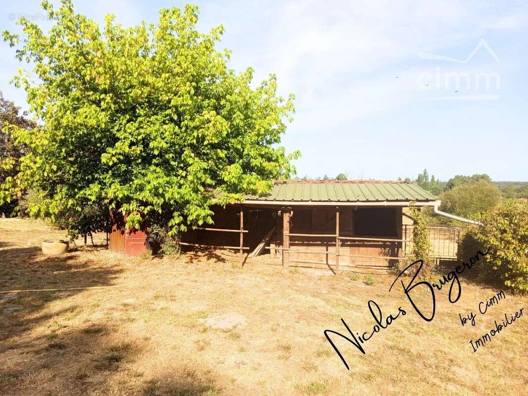En exclusivité – Ensemble immobilier avec deux habitations, étang et près d’un hectare de terrain - photo 13