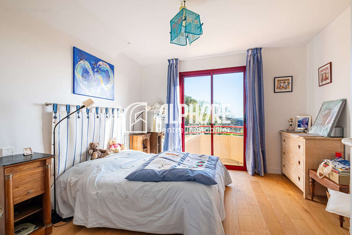 Guérande , propriété de 240m²  , 7 pièces , garage , piscine sur 1500m²  de terrain . - photo 13
