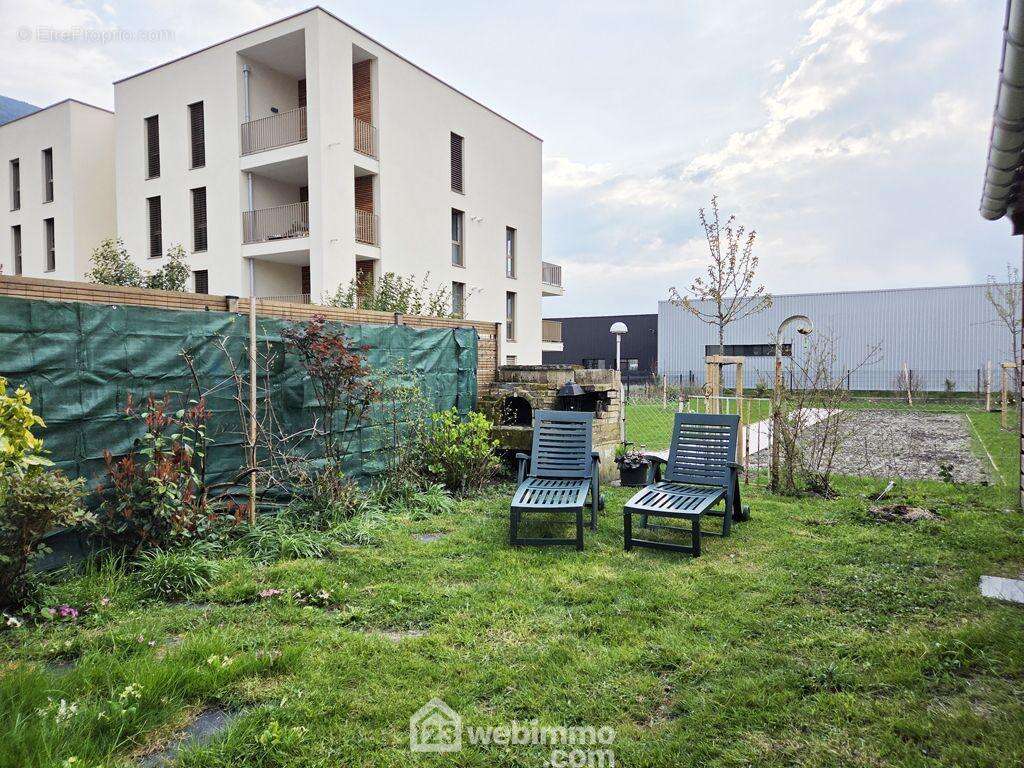 En annexe, on retrouve 2 caves, un garage de 20m² et 3 places de parking en enfilade. - Appartement à ALBERTVILLE