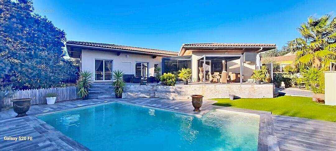 Villa spacieuse de 168m2 avec une piscine s'étendant sur 851m2 de terrain - photo 12