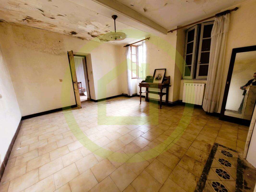 Maison à NIEUL-LE-VIROUIL