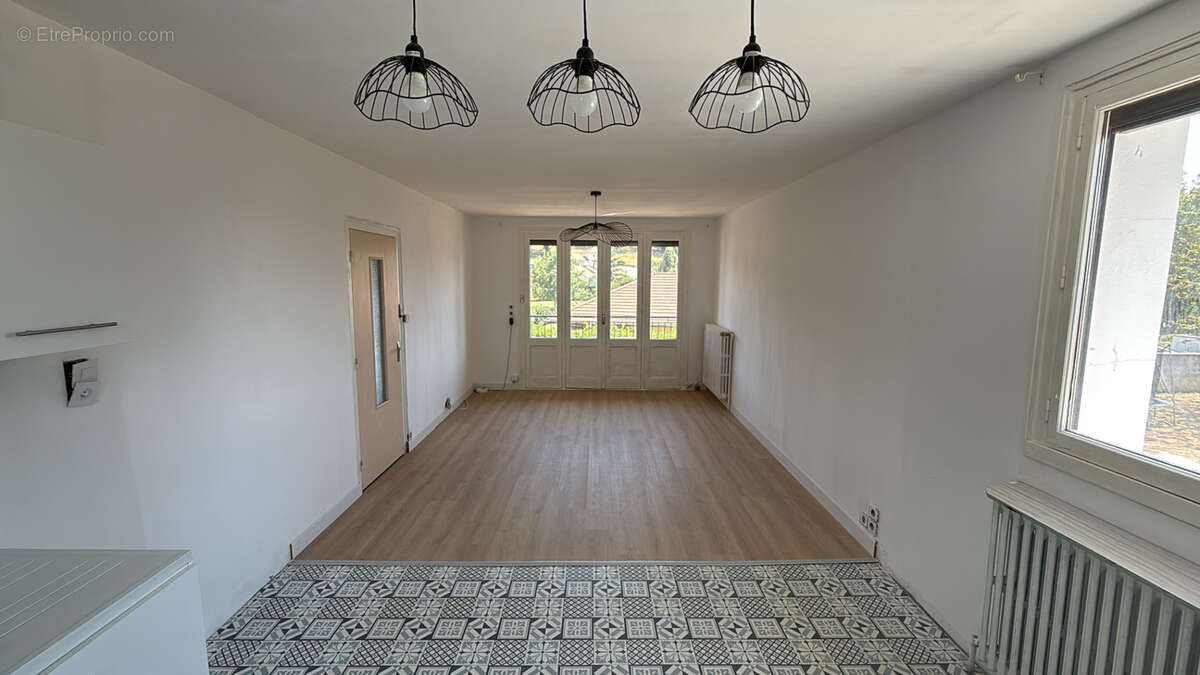 Maison familiale avec piscine et terrain de 1 580 m2 partiellement constructible - photo 3