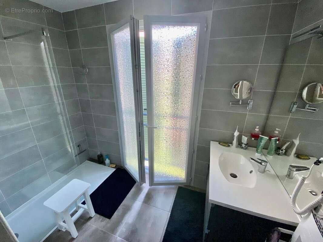 Appartement à BORMES-LES-MIMOSAS