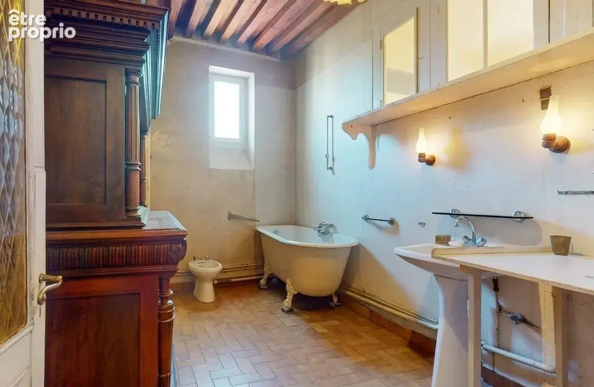 Saint-Just – Grand appartement familial de 193 m² à rénover - photo 12