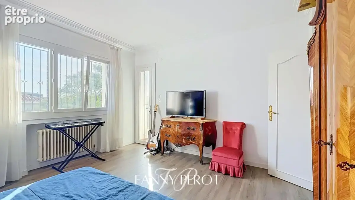 Maison familiale de charme de plus de 150 m² avec terrasses, jardin et sous-sol complet au clos Banet - photo 16