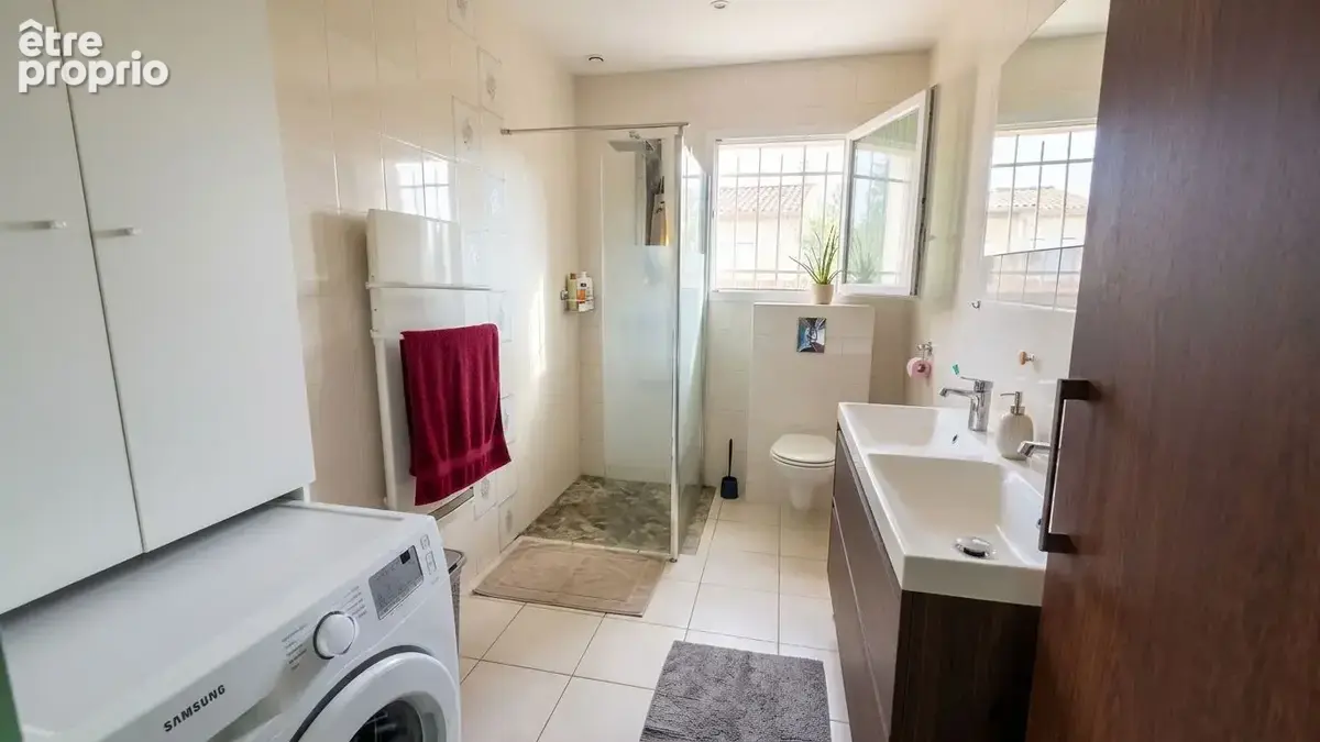 – Maison récente À Vendre avec piscine, photovoltaïque et terrain plat de 1 040 m² - photo 8