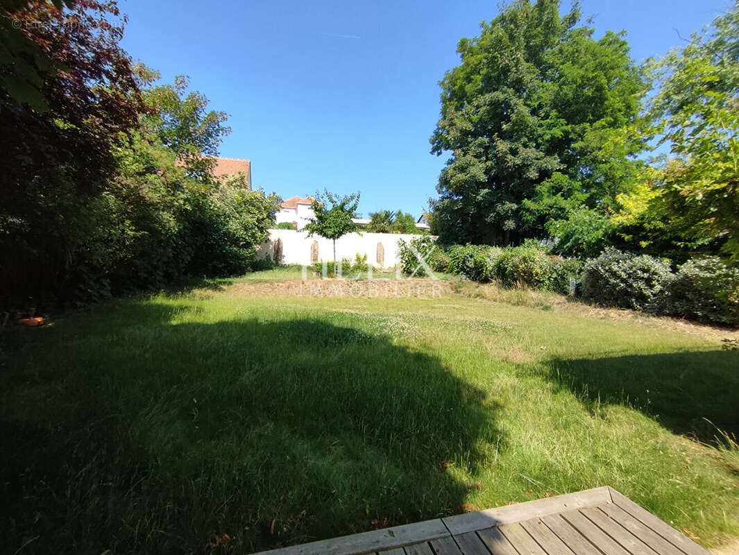 Maison à LE MESNIL-LE-ROI