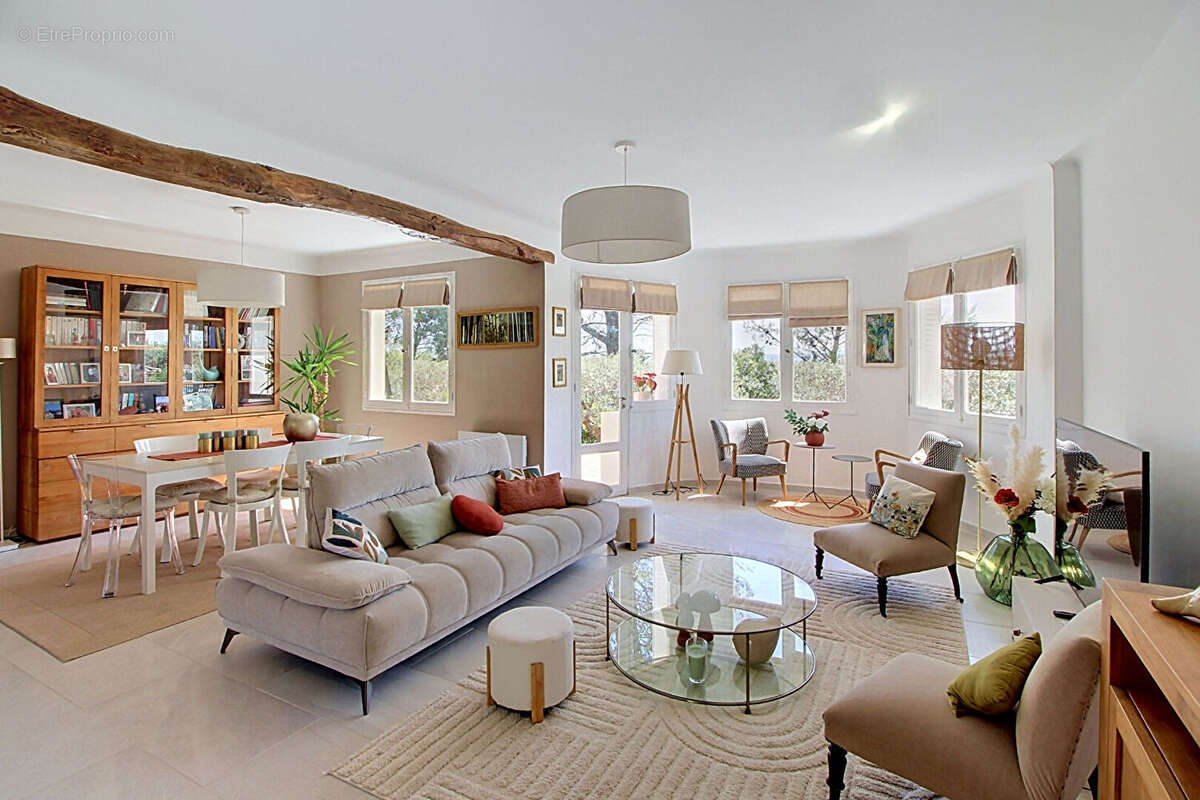 A VENDRE à LORGUES ! Maison de type T6 pièces  de 144 m² + piscine + garage sur un terrain de 1692m² - photo 3