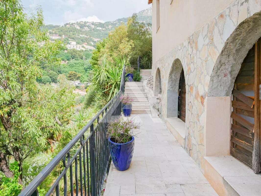 Immeuble avec parkings et garage - limitrophe cap d'ail - belle vue mer - photo 20