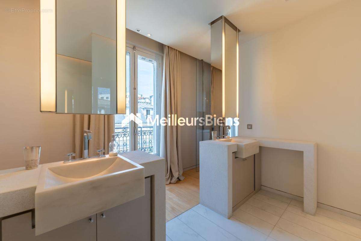 Une adresse emblématique au sein du Triangle d'Or  Duplex de réception signé Wilmotte - photo 12