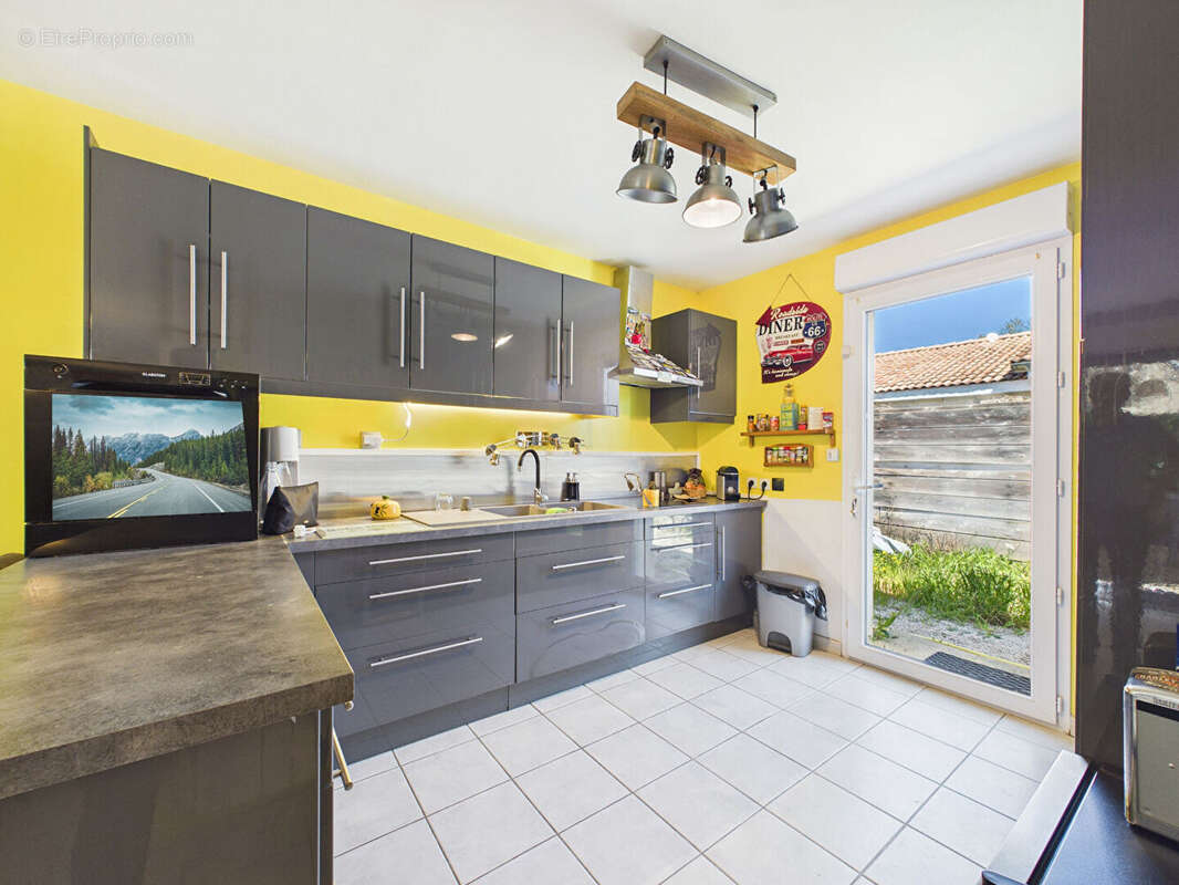 Maison à SAINT-BARTHELEMY-DE-VALS