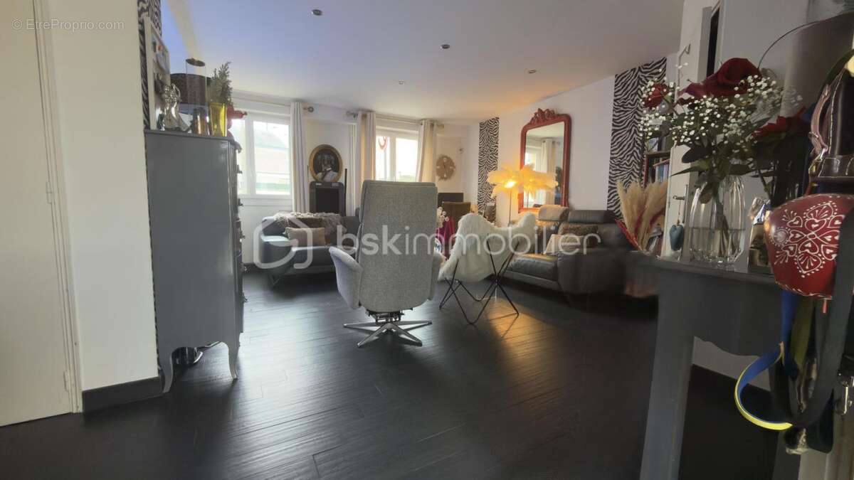 QUARTIER VERMANDOIS Maison de ville 82 m² – garage + sous‑sol – terrasse – confort moderne – Saint‑Quentin - photo 2