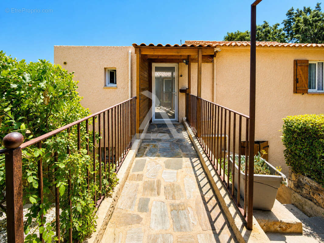 Appartement t2 de 60 m2 avec atelier de 56m2 dans petite copropriété de charme à 20min de porto-vecchio - photo 2