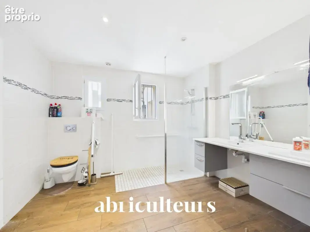 Maison de plain-pied de 140 m² - 4 chambres -5 parking - Saint-Jean-de-Boiseau (44640) - photo 12