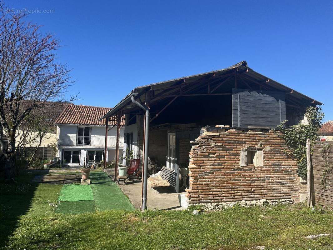 Maison à BORS(CANTON DE MONTMOREAU-SAINT-CYBARD)