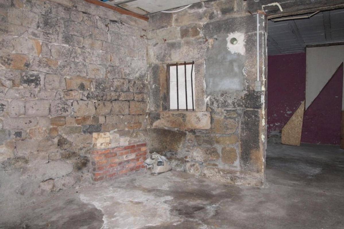 Parking à LE CHAMBON-FEUGEROLLES