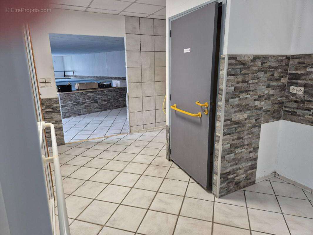 Maison plain pied de 280 m2 sur 613 m2 de terrain clos avec piscine couverte - photo 10