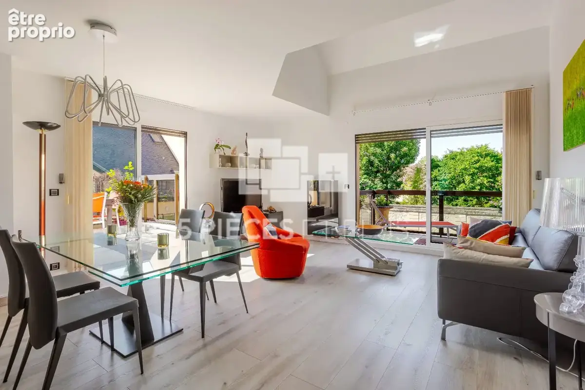 RARE - DERNIER ETAGE avec ascenseur - Superbe appartement avec terrasse, cave et double stationnement - photo 2