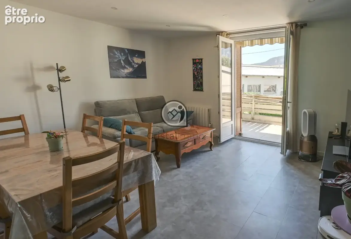 Gières - Appartement traversant T3 rénové avec terrasse et jardin - photo 3