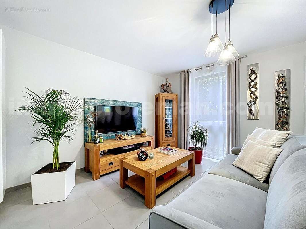 Appartement_T3_Vetraz-Monthoux_Genève_Ceva_tramway_Suisse_investissement_hyper_centre_Séjour_Cuisine_Salon_ - Appartement à VETRAZ-MONTHOUX