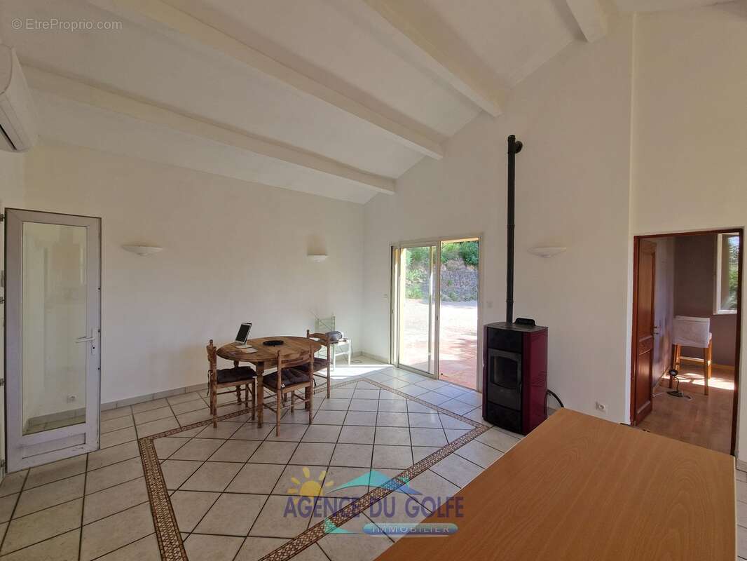 Maison à CEYRESTE