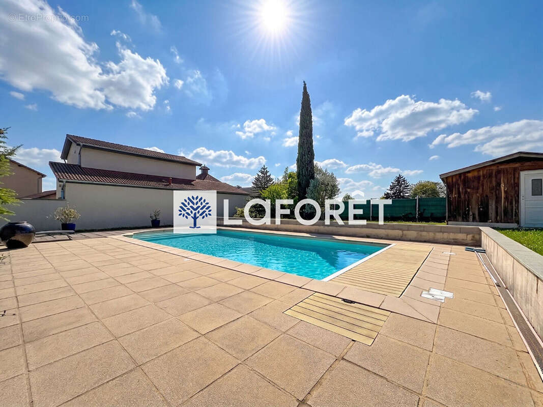 Maison coeur village de Tramoyes de 232,49m² et son terrain avec piscine de 942m² - photo 15