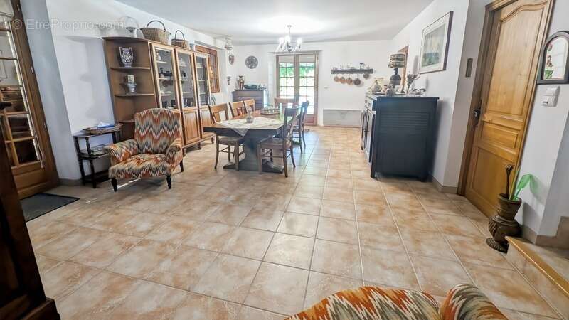 Propriété de caractère, piscine et dépendances - photo 3