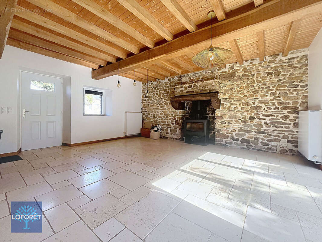 Maison à LIVRE-SUR-CHANGEON