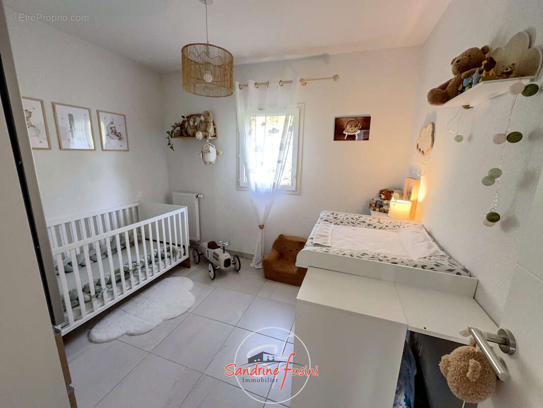 Superbe Appartement 3 pièces au premier et dernier étage avec deux parkings en sous sol. - photo 6