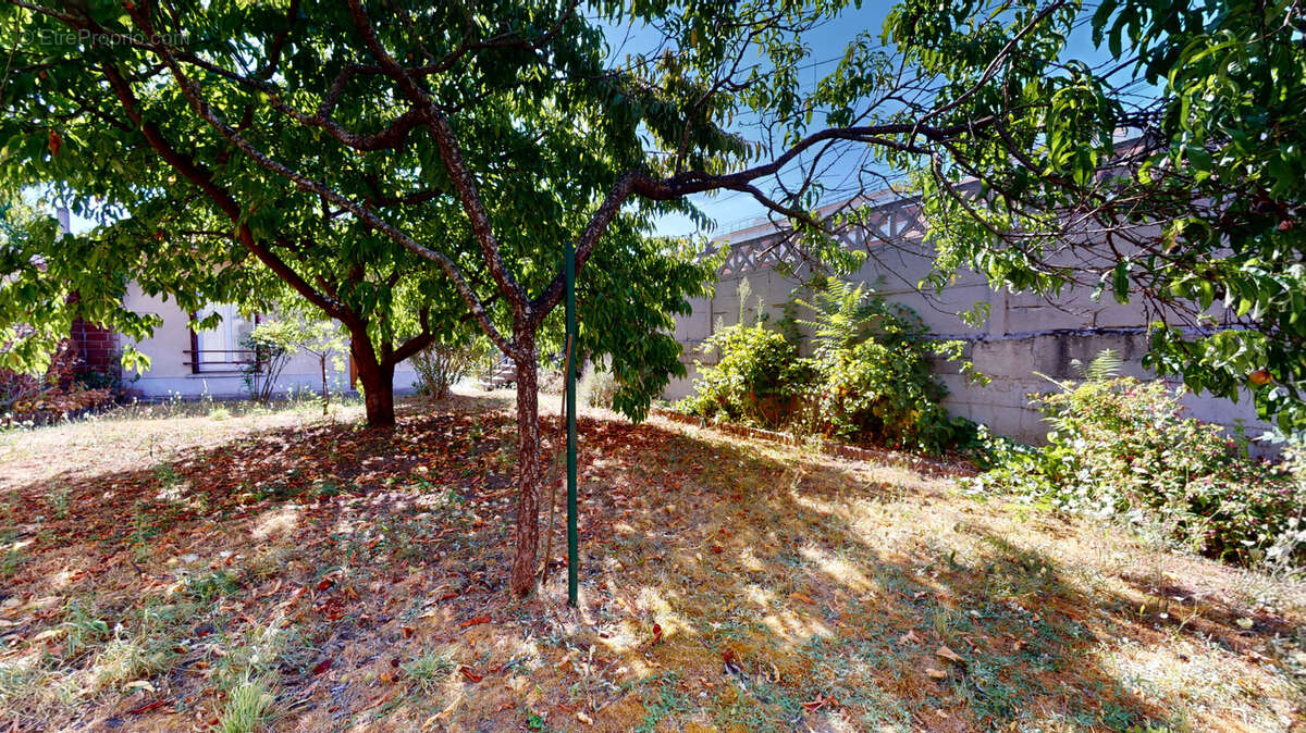 Maison 2 pièces avec beau terrain de 657 m2   Un véritable potentiel à révéler - photo 3