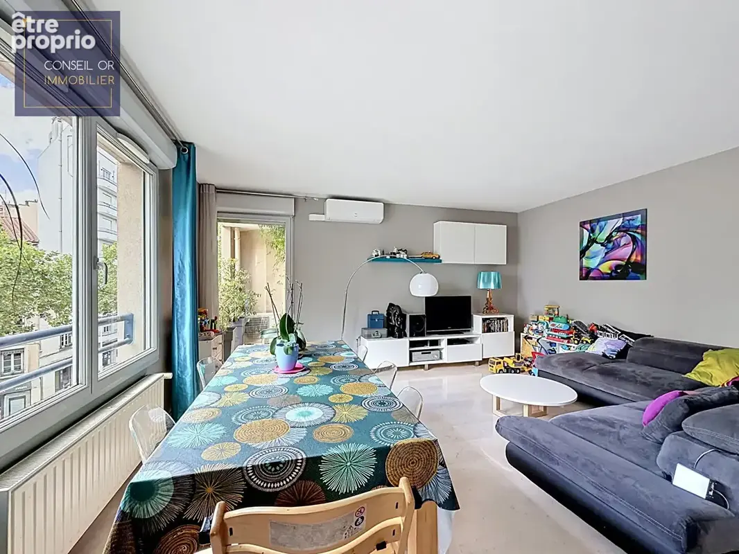 LYON 7 Saxe Gambetta T4 de 91 m² avec 2 balcons, vue dégagée, parking et cave - photo 4
