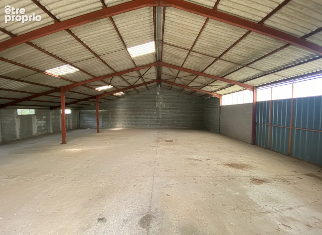 Hangar d'environ 360 m² sur terrain de 2 200 m² - photo 2