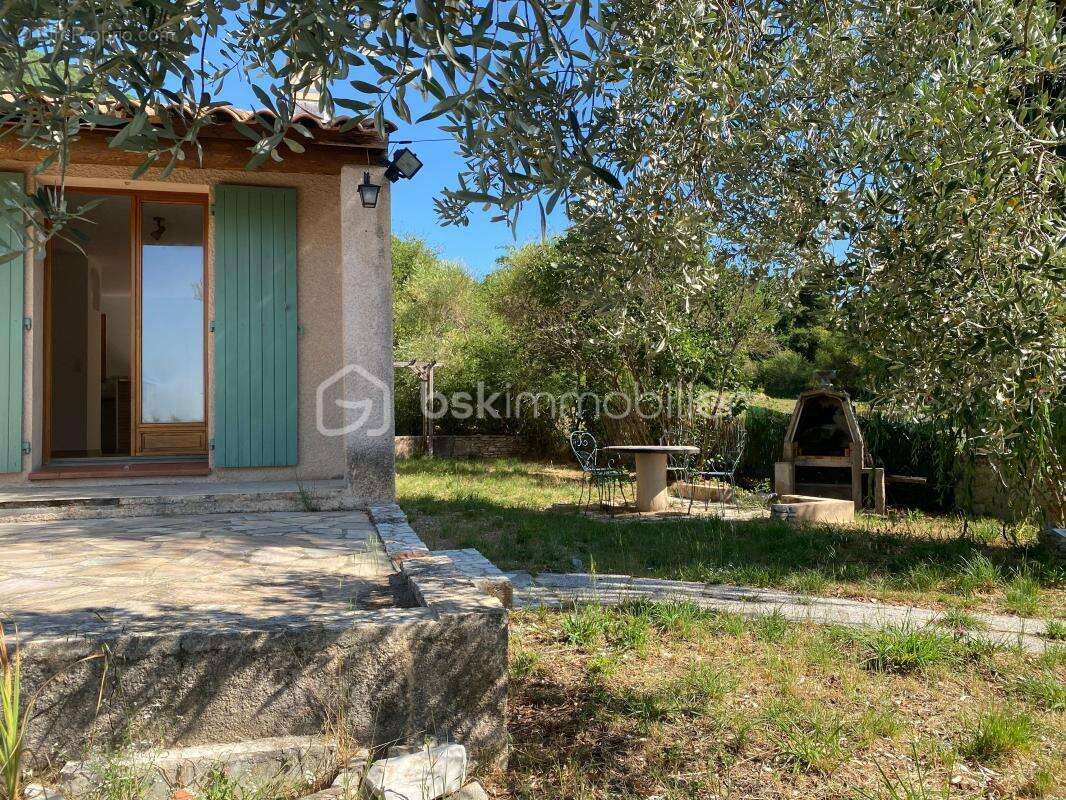 Jolie maison provençale de plain-pied lumineuse avec cheminée - 4 chambres avec garage aménagé et terrain en restanque clôturé d - photo 5