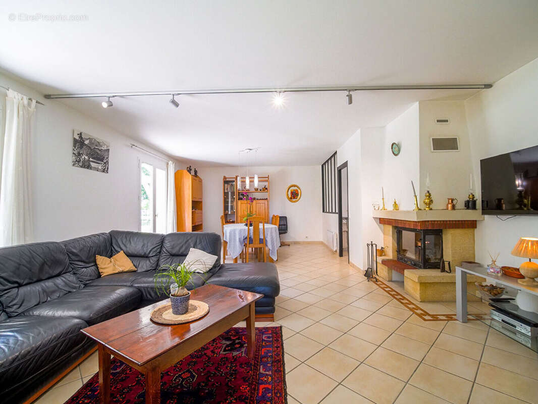 Maison familiale avec piscine et dépendances - photo 2