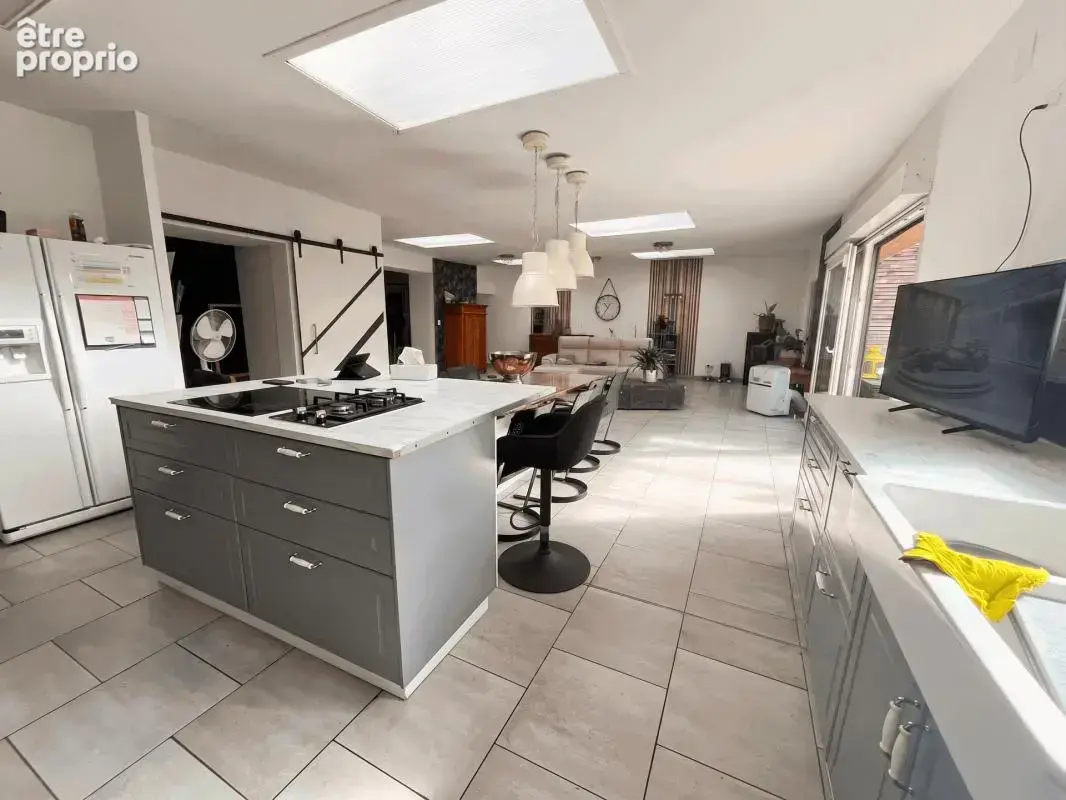  PRESTIGE & ESPACE : Splendide Maison Loft de 251 m² avec 5 Chambres, Jardin, Garage, Piscine  ‍ - photo 2