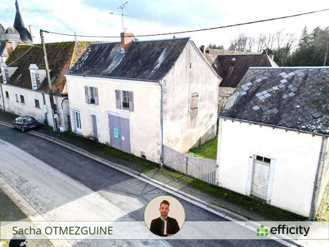 Maison à AZAY-LE-FERRON