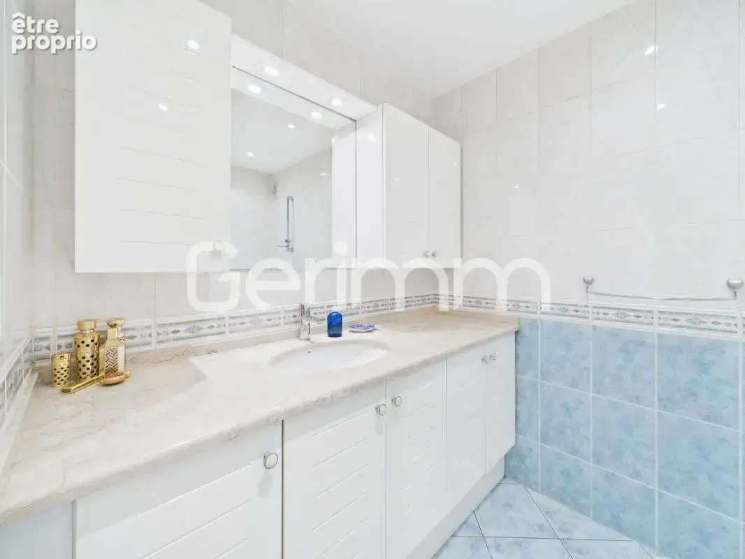 Vente - Appartement - 3 pièces + cuisine - 75 m² - 215 000 € - - photo 24