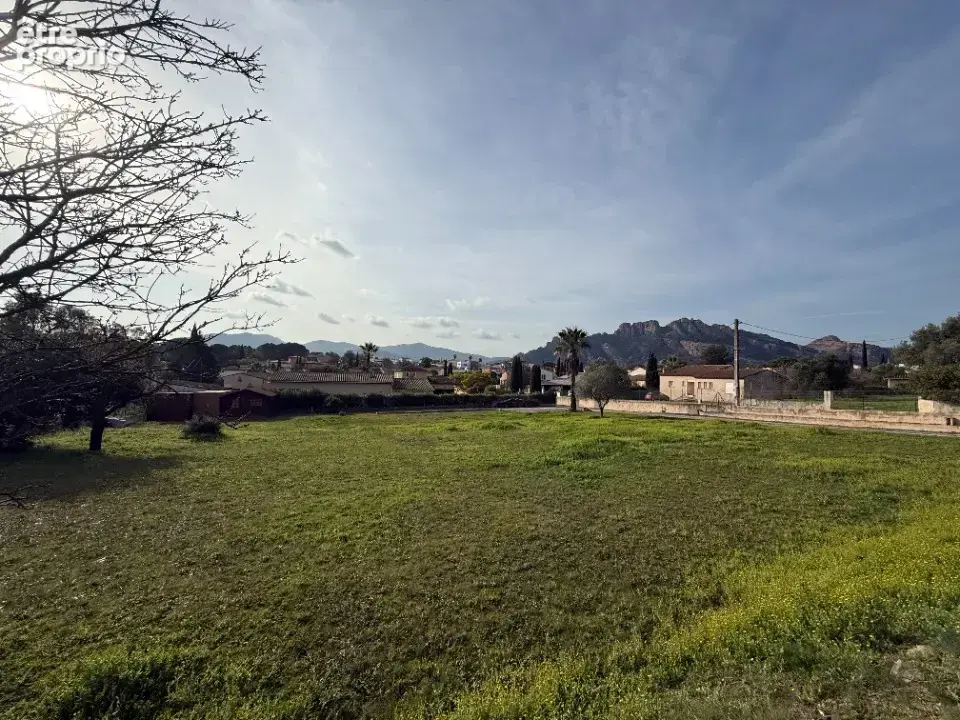 Terrain 558 m² à Roquebrune-Sur-Argens  - photo 2