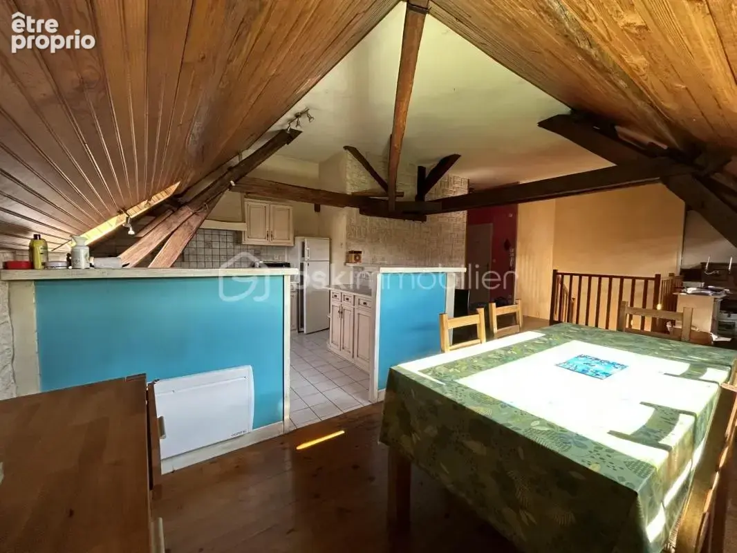 Appartement duplex en plein centre ville, 4 pièces, 2 chambres, terrasse, grenier, cave et place de parking privative! - photo 2