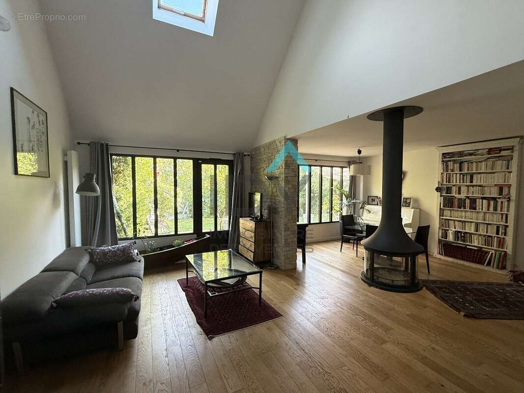 Maison à LE MESNIL-LE-ROI