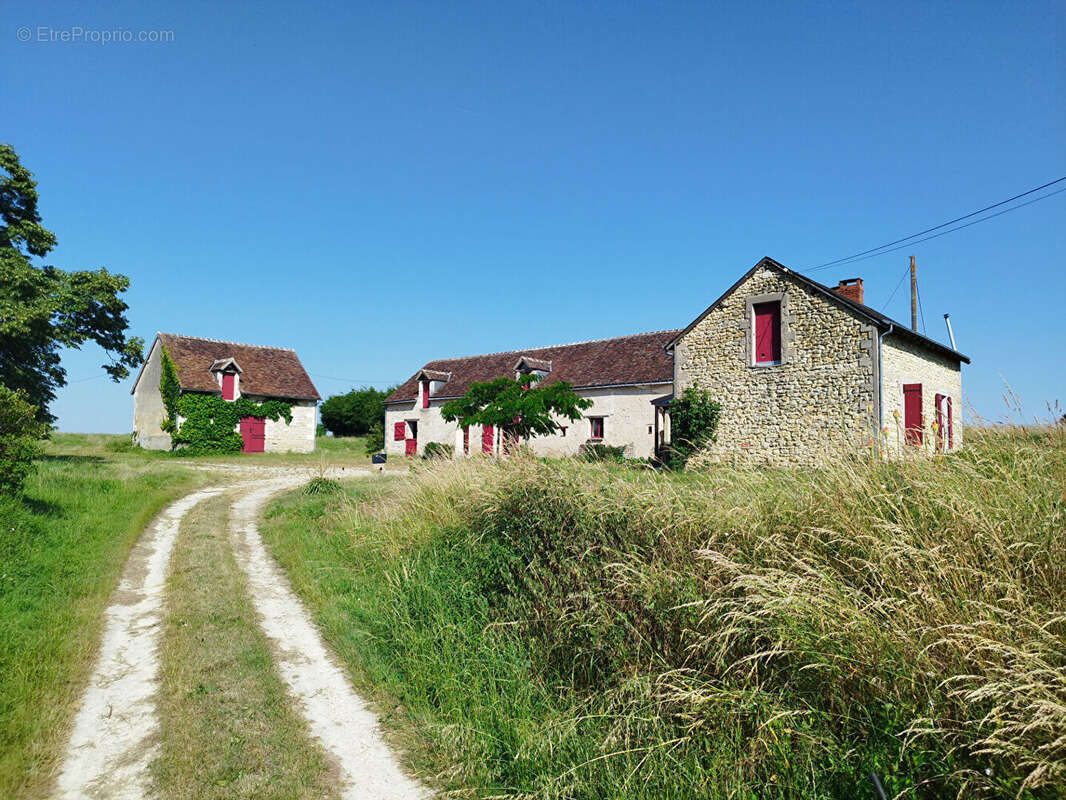 Maison à NOUANS-LES-FONTAINES