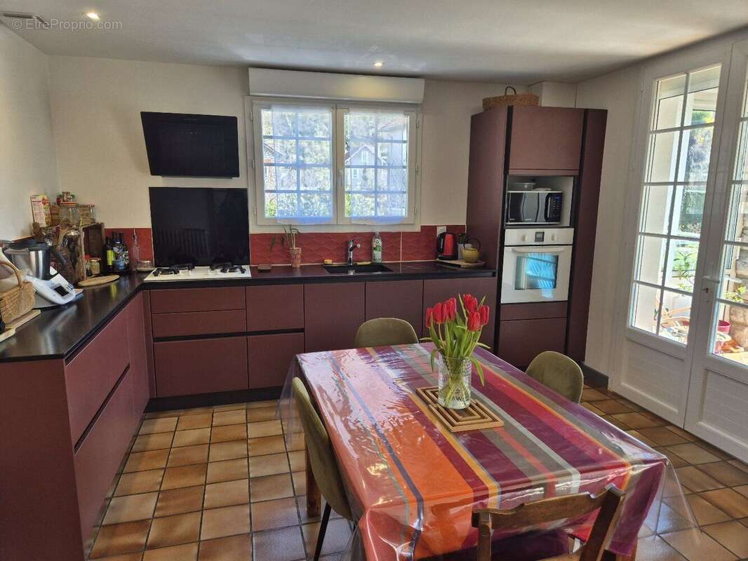Maison avec grand jardin et garage - photo 2