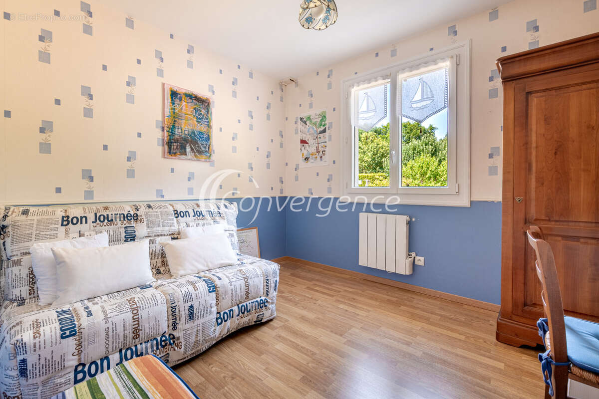 Maison de plain-pied de 105m2 avec garages, jardin et dépendances - photo 11