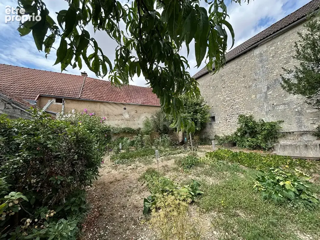 Maison de campagne, fort potentiel, vastes dépendances - photo 5
