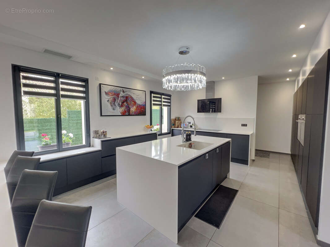 Maison à SAINT-LAURENT-DU-PAPE