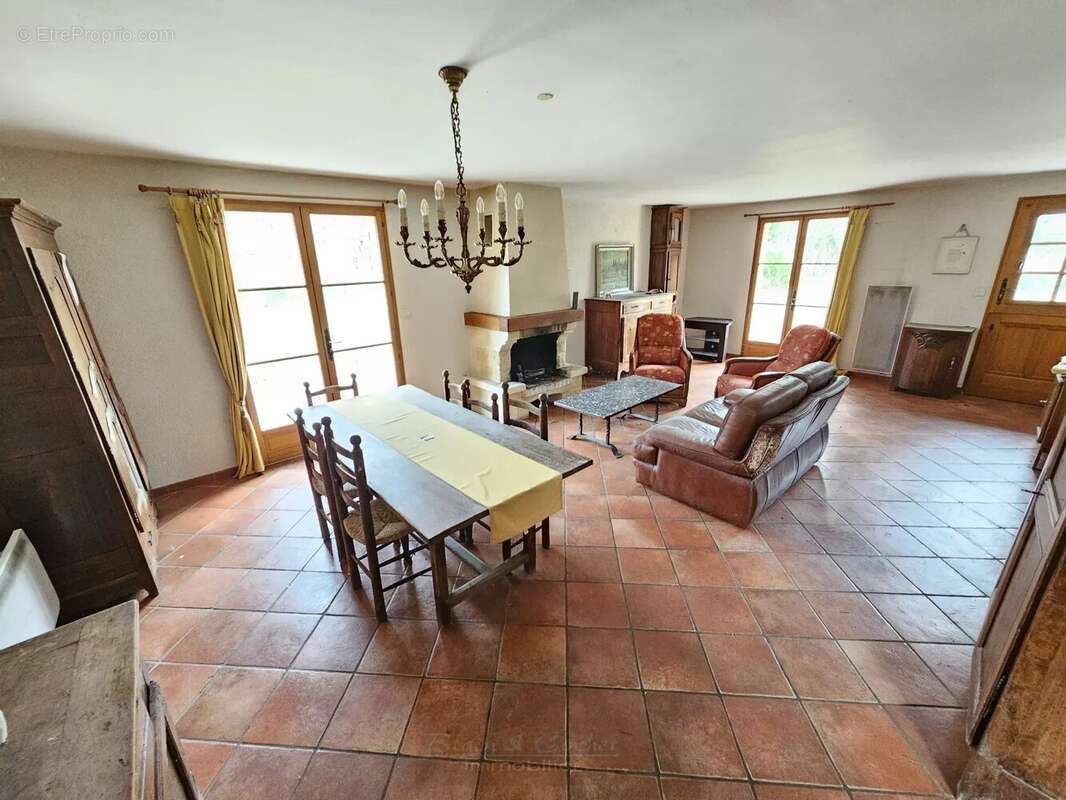 Maison à CHEVILLON-SUR-HUILLARD